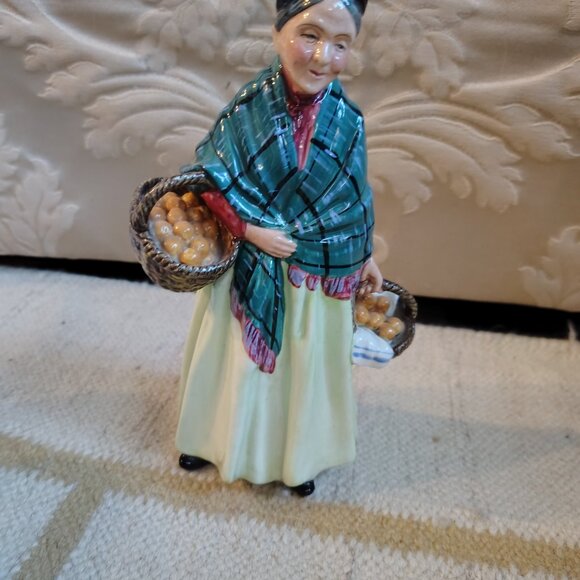 Vintage Mint Royal Doulton "The Orange Lady" Figurine - Picture 3 of 9